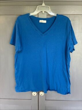 Zenana Outfitters Blue V-Neck Short Sleeve Tee washed hung not worn xl